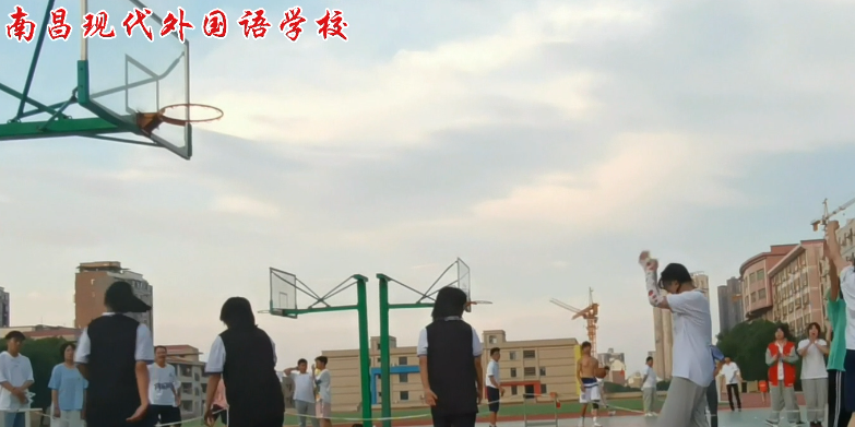 南昌现代外国语学?！把艄馇嗄瓯崩呵蛉盍?| 女生队伍超燃合集