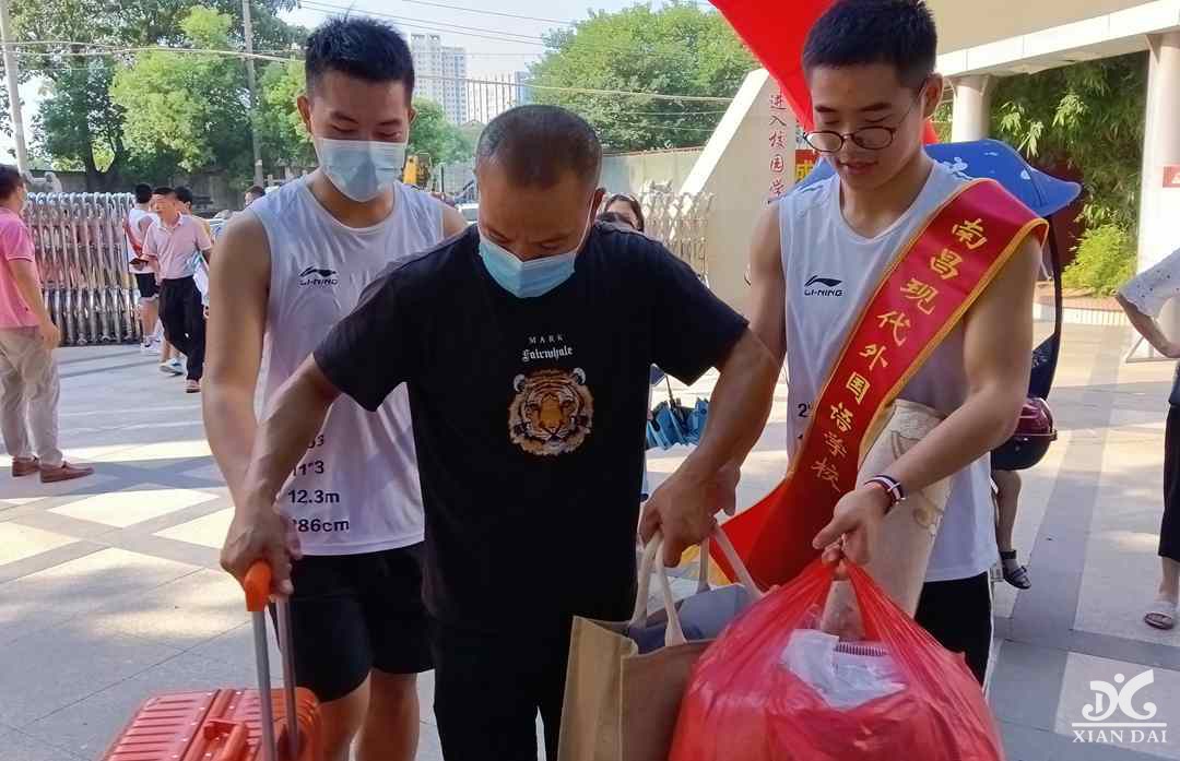 开学季！家长们开启统一送娃模式！肩扛手提的场景很感人！愿少年们以梦为马，不负韶华！加油！