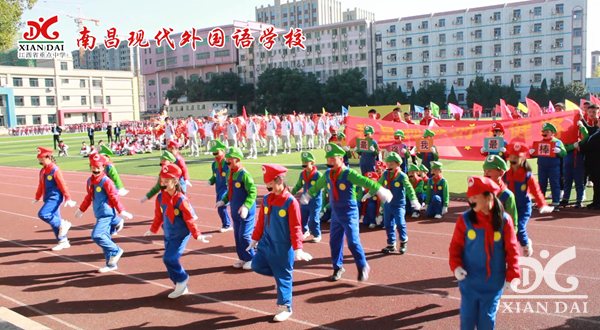 开幕式上，动感与青春碰撞，各班精心准备的才艺表演，展示了青春的风采