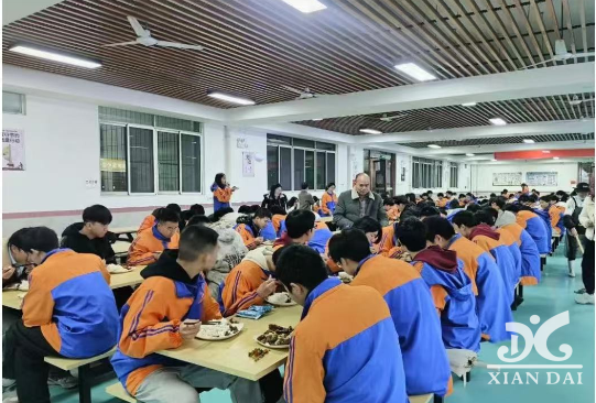 一模百强学子共享荣誉晚餐，校长暖心寄语点燃奋斗热情
